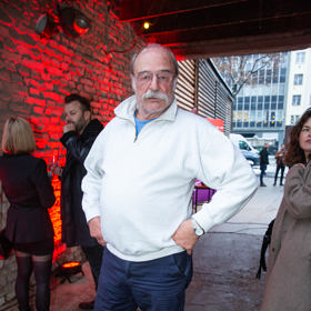 Takhle přišel herec Pavel Nový na tiskovou konferenci k jarnímu programu TV Nova, kde náš rozhovor probíhal.