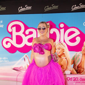 Influencerka Dominika Myslivcová si premiéru filmu Barbie užila ve stylu těhotné Rihanny - s odhaleným bříškem.