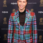 Károvaný oblek patří mezi podzimní klasiku. Zpěvák a herec Milan Peroutka oblékl odvážnější model. A to hned vícekrát. Doplnil ho černým rolákem...
