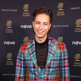 Károvaný oblek patří mezi podzimní klasiku. Zpěvák a herec Milan Peroutka oblékl odvážnější model. A to hned vícekrát. Doplnil ho černým rolákem...