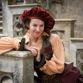 Berenika Kohoutová hraje v pohádce Klíč svatého Petra mazanou podvodnici Emílii.