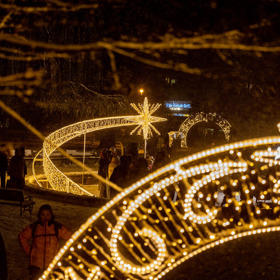 Návštěvníci se na pražském Karlově náměstí mohou těšit na 3D instalace s vánoční tématikou.