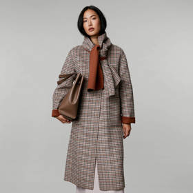 Klasický plášť ozvláštněný šálou nabízí také značka Jaeger, Marks & Spencer, 14 990 Kč.