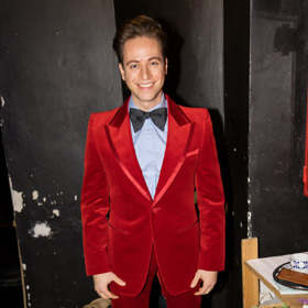 Milan Peroutka už vynesl červený sametový kalhotový kostým s bílou košilí a s motýlkem.