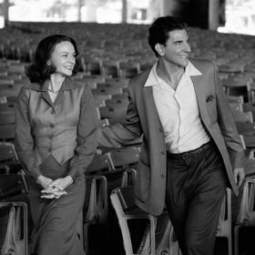 Bradley Cooper a Carey Mulligan vypadají jako kopie skutečného Leonarda a Felicie.