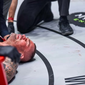 Karlos Vémola dostal po necelých dvou minutách tvrdé KO. 