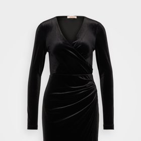 Zavinovací prvek a řasení zdobí také pouzdrové šaty Only, 999 Kč.