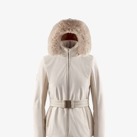 Lyžařská kolekce značky Oysho zahrnuje kombinovatelné sety spodních a horních dílů. Bundu pořídíte za 4 299 Kč.