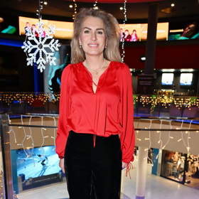 Olga Menzelová před Vánoci celá září. Do kina vyrazila v černých sametových kalhotách a červené blůzce.