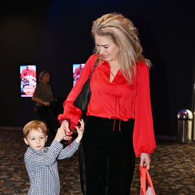 Syn Olgy Menzelové, Albert, se do kina vyparádil kostkovanou košilí a džínovými kalhotami. 