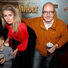 Egyptolog Miroslav Bárta do kina oblékl hnědou mikinu a džíny.