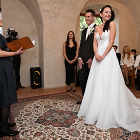 Původně měla mít šaty od své dvorní návrhářky Sandry Markové. 