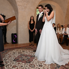 Dojatá Agáta Hanychová na svatbě s Miroslavem Dopitou. Vynesla rovněž šaty ze svatebního salonu Adina.