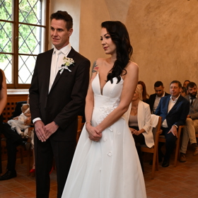 Nakonec zvítězil model z půjčovny šatů Adina. 