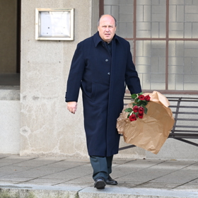 Na pohřeb Ladislava Županiče přichází první smuteční hosté.