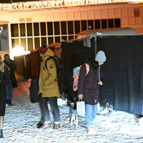 Jejich pejsek jim dělá všude společnost.