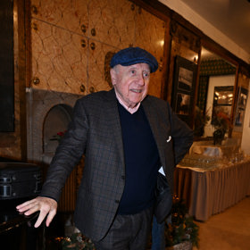 Slováček nyní kolem sebe neměl žádné vnadné ženy.