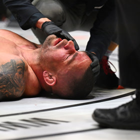 Karlos Vémola dostal od Piráta KO.