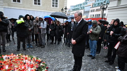 FOTO: Premiér Petr Fiala na pietním místě.