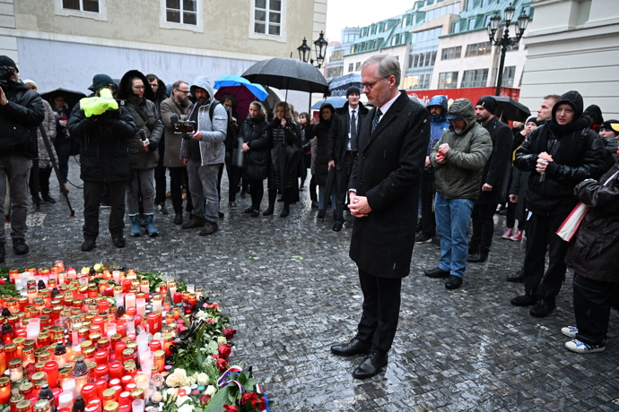 FOTO: Premiér Petr Fiala na pietním místě. – stránka 487