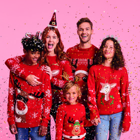 Do svetrů s vánočními motivy klidně můžete obléknout celou rodinu. 