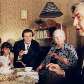 Když se bratři Šebkovi dohadují o tom, jak je velký medvěd kodiak, Polívka i Donutil uvedou svou skutečnou výšku.