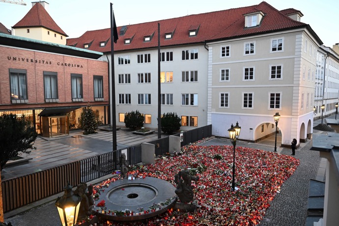 Foto k tématům pietní místo, střelba v Praze – stránka 141