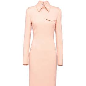 Šaty v odstínu Peach Fuzz představila značka Prada už ve své  aktuální podzimní kolekci. Do oka padly herečce Umě Thurman.