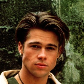 1990 - Brad Pitt jako mladíček v TV seriálu Glory Days. Na hlavě pověstný rozverný chlapecký účes z devadesátek, který se dnes už bohužel nenosí.