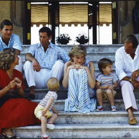 Přátelil se například s britskou královskou rodinou. S králem Karlem III. jsou kamarádi dodnes.