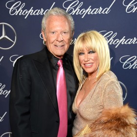 Alan se proto rozhodl pohřbít svoji choť v pohorkách, které jí nechal ušít na míru a napsal na ně osobní vzkaz.