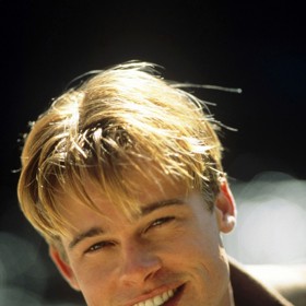 1992 - Brad Pitt ve filmu Teče tudy řeka s výrazně světlejšími vlasy a ofinkou. Hotový idol dívčích srdcí.