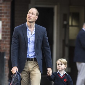 Hrdý otec William vede do školy svou malou kopii, čtyřletého prince George.