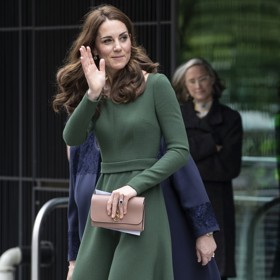 V roce 2019 si Kate Middleton oblékla stejný střih šatů v zelené barvě. 