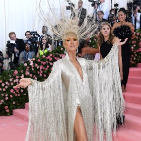 Přesto zpěvaččina rodina stále doufá v zázrak.