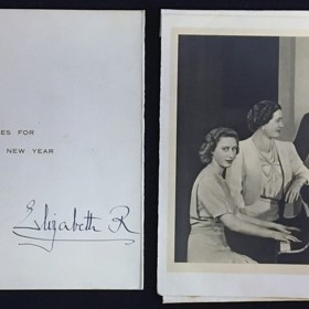 Jedna z prvních dochovaných vánočních pohlednic britské královské rodiny. Královna Alžběta II. ještě coby princezna po boku svého otce, krále Jiřího VI.