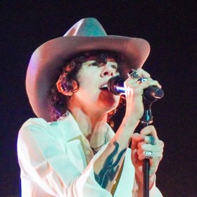 Zpěvačka LP se zamilovala do české reportérky.