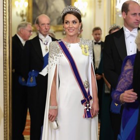 Vždy oslnivá Kate Middleton nemohla tento trend minout. Výrazné dlouhé rukávy dominovaly její večerní toaletě se štrasem z dílny Jenny Peckham. Princezna je doplnila rodinnými skvosty obsypanými diamanty a perlami.