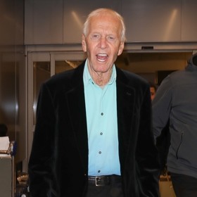 Herce navíc sužuje retroperitoneální fibróza, v jejímž důsledku se mu v prostoru mezi dutinou břišní a páteří ukládá vazivo. Vzniklý novotvar pak utlačuje břišní aortu a ledviny