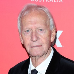 Představitel Krokodýla Dundeeho, herec Paul Hogan (84), se po dlouhé době objevil na veřejnosti. Dramaticky zhubl a jen těžko se pohybuje bez invalidního vozíku.