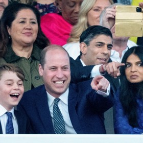 Princ George s tátou Williamem na koncertu u příležitosti korunovace Karla III. Jak vidno, kluci si to spolu užili.