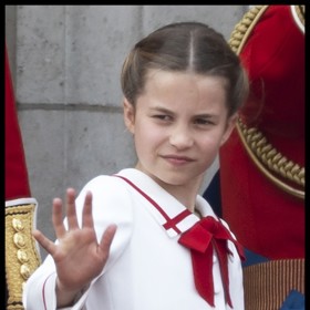 V červnu se Charlotte objevila na vojenské přehlídce ve stylových bílo-červených námořnických šatech s límečkem a vázačkou. Boty pak měla stejné jako na korunovaci svého dědečka.