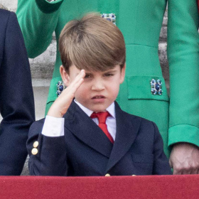 Například zdravil vojáky parodií na salutování...