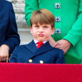 Celou plejádu komických obličejů pak princ Louis předvedl při červnové vojenské přehlídce u příležitosti narozenin britského monarchy.