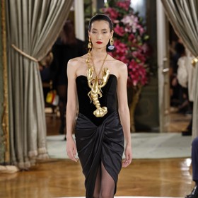 Fascinace podmořským světem (a také inspirace Salvatorem Dalím) se zrcadlí v nejnovějším módním počinu extravagantní značky Schiaparelli.