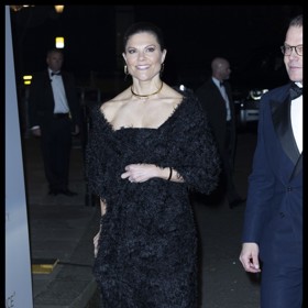 Princezna Victoria si pak pro stejnou událost vybrala elegantní černé šaty Toteme.