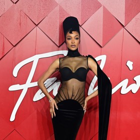 Modelka Jourdan Dunn ve velmi extravagantním modelu.