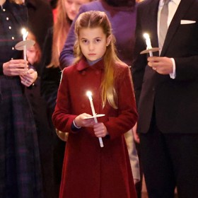 Charlotte je kopií maminky nejen vzhledově, ale i co se stylu týče. Na vánoční setkání ve Westminsterské katedrále proto oblékla vínový kabát Trotters (5 100 Kč) a černé boty typu Mary Jane od značky Manuela De Juan za 4 500 Kč. A moc jí to slušelo! Totožný outfit měla na sobě už loni, nejspíš ale o číslo menší.