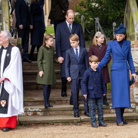 Královská rodina vychází z kostela Máří Magdaleny.
