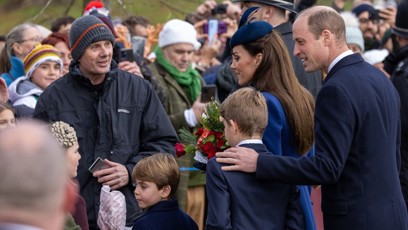 FOTO: Královská rodina se zdravila s fanoušky